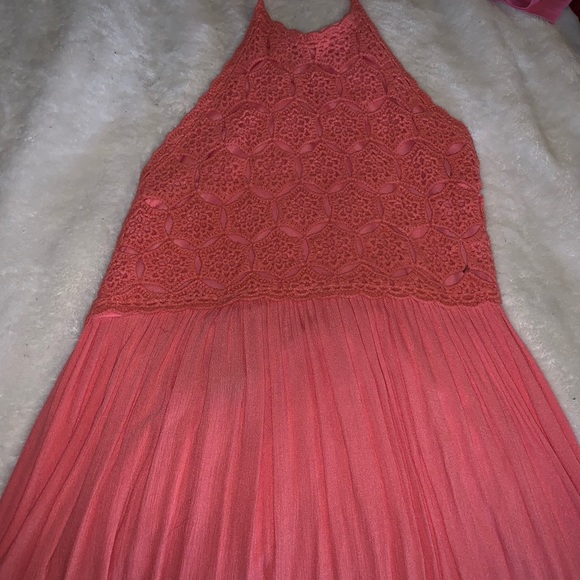 Fun halter dress - Picture 4 of 4